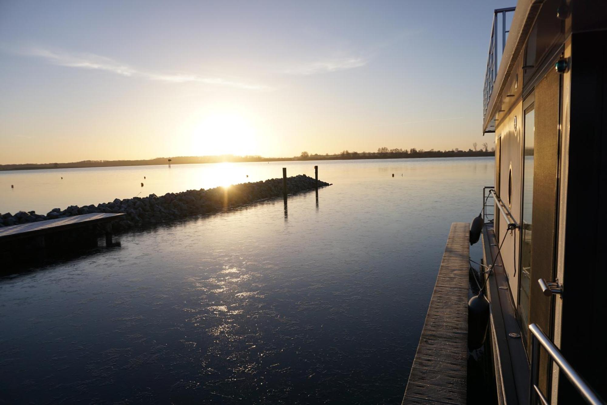 Готель Modernes Festliegendes Hausboot Mit Grosszuegiger Dachterrasse Und Ruderboot Ребель Екстер'єр фото