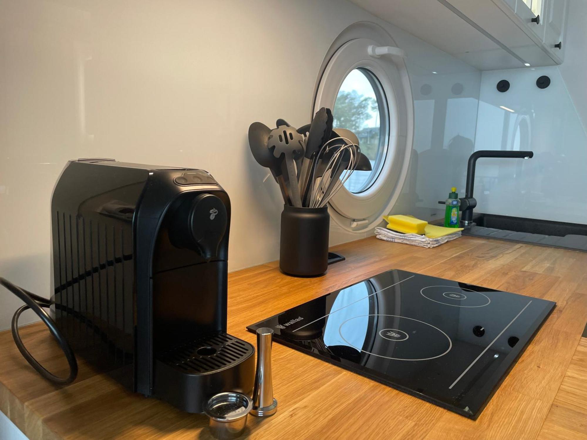Готель Modernes Festliegendes Hausboot Mit Grosszuegiger Dachterrasse Und Ruderboot Ребель Екстер'єр фото