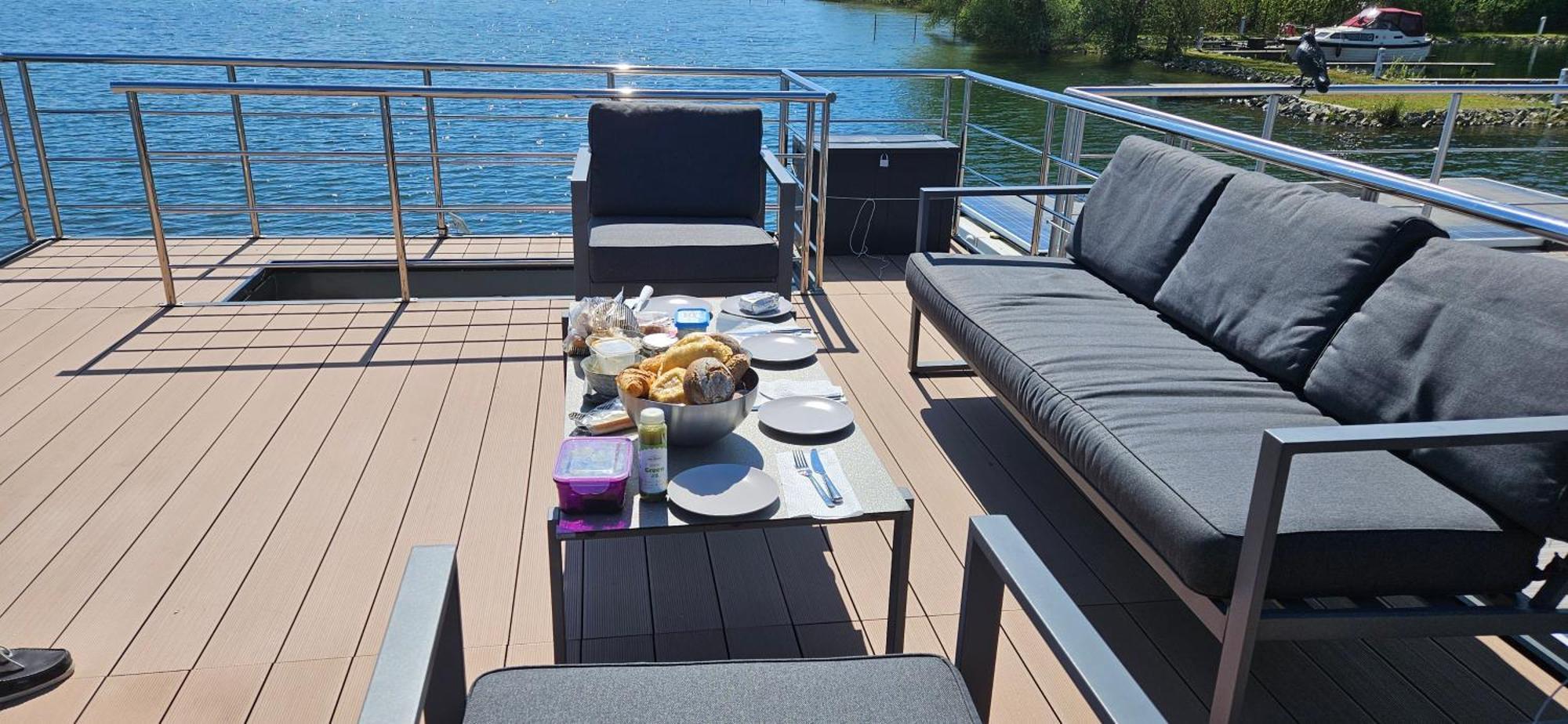Готель Modernes Festliegendes Hausboot Mit Grosszuegiger Dachterrasse Und Ruderboot Ребель Екстер'єр фото